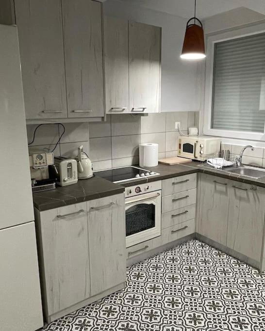 Family Apartment With Private Yard Next To Agios Dimitrios Church 塞萨洛尼基 外观 照片