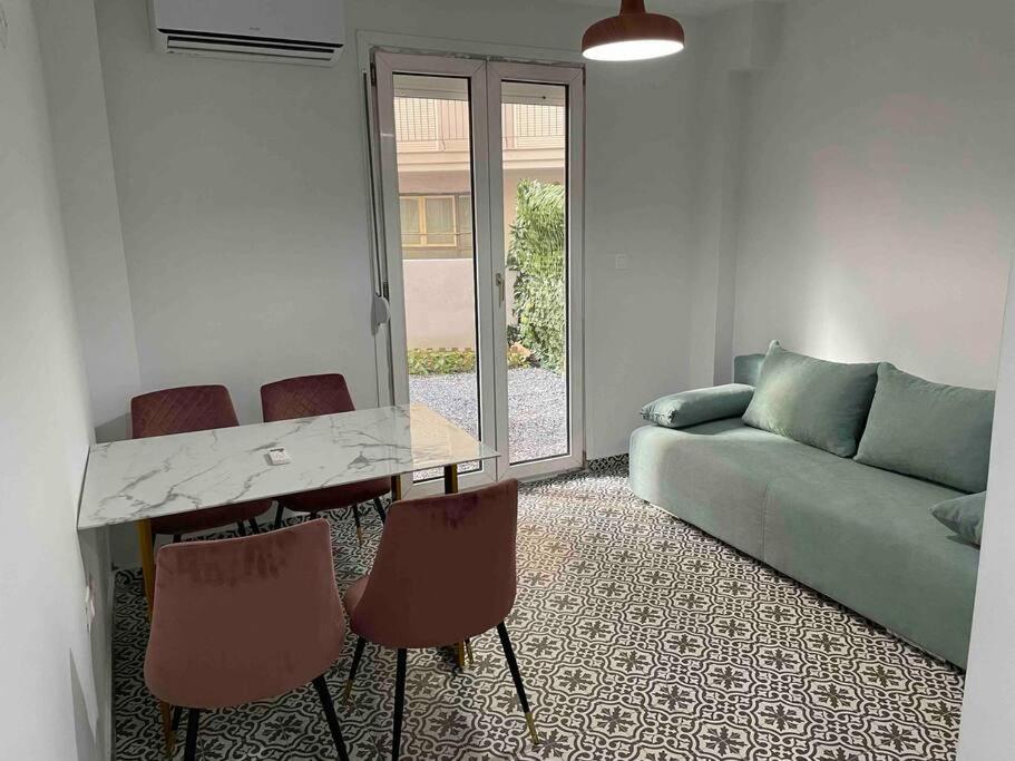 Family Apartment With Private Yard Next To Agios Dimitrios Church 塞萨洛尼基 外观 照片